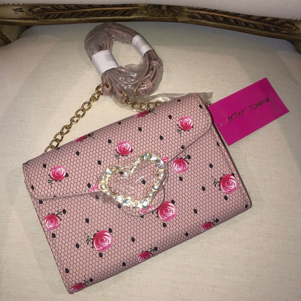 ✨NWT✨ Betsey Johnson Embellished Heart Crossbody Wallet ROSES ON FISHNET PRINT